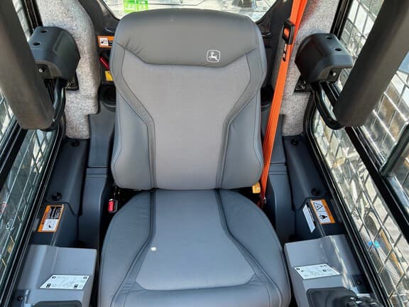 Image of John Deere 333P equipment image 4