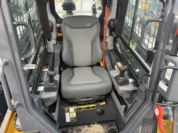 Image of John Deere 335P equipment image 4