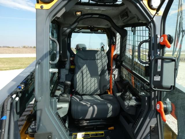 Image of John Deere 335P equipment image 3