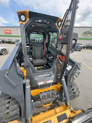 Image of John Deere 335P equipment image 4