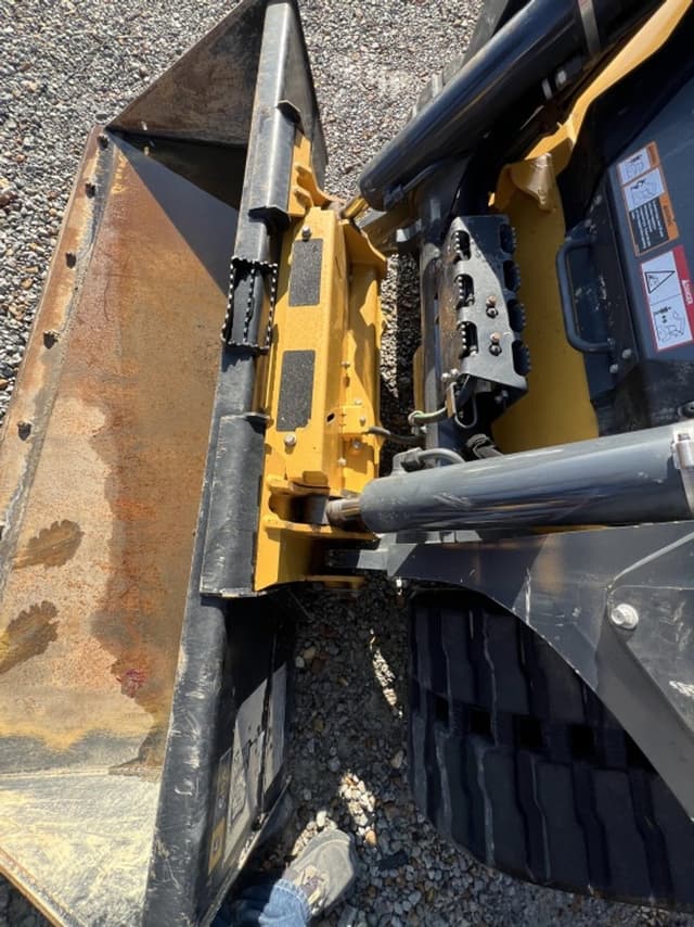 Image of John Deere 335P equipment image 4