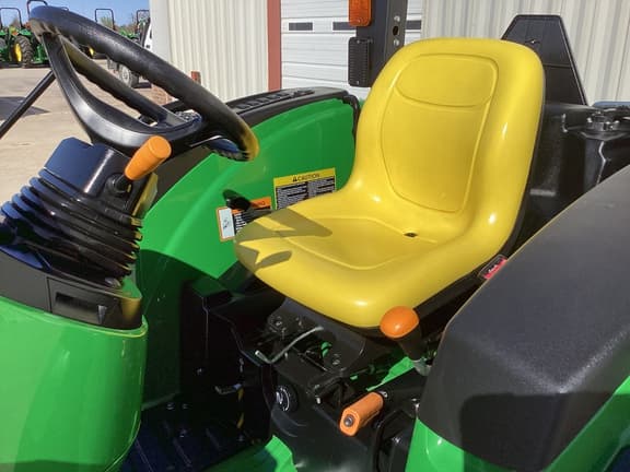 Image of John Deere 4044M equipment image 4