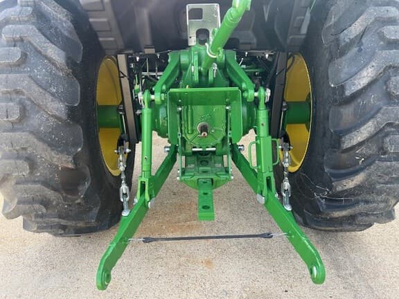 Image of John Deere 4044M equipment image 4
