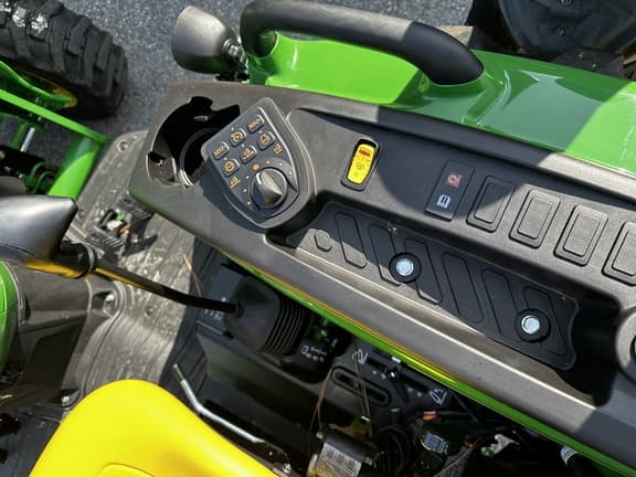 Image of John Deere 4052R equipment image 4
