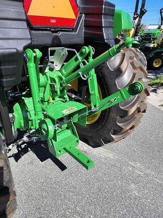 Image of John Deere 4066M equipment image 4