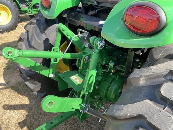 Image of John Deere 4066R equipment image 4
