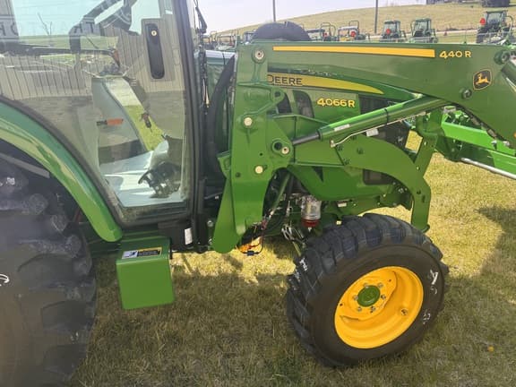 Image of John Deere 4066R equipment image 3
