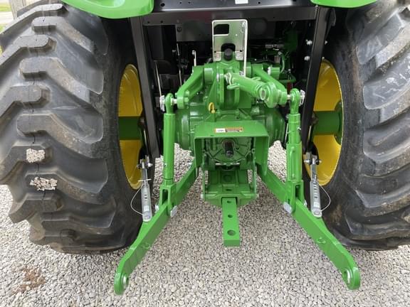 Image of John Deere 4066R equipment image 3