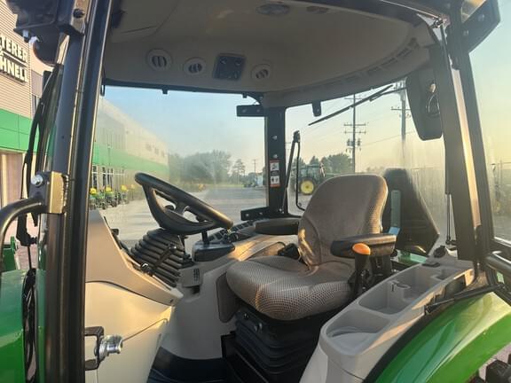 Image of John Deere 4075R equipment image 4