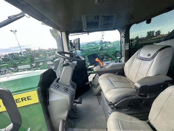 Image of John Deere 412R equipment image 4