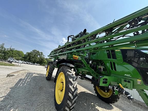 Image of John Deere 412R equipment image 4