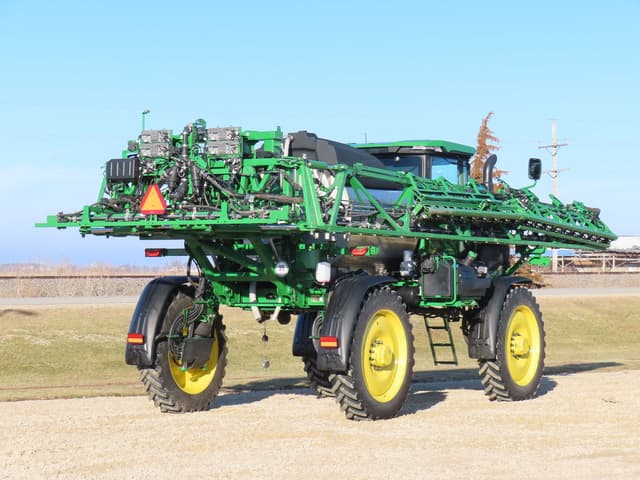 Image of John Deere 412R equipment image 4