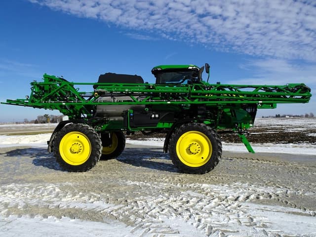 Image of John Deere 412R equipment image 3