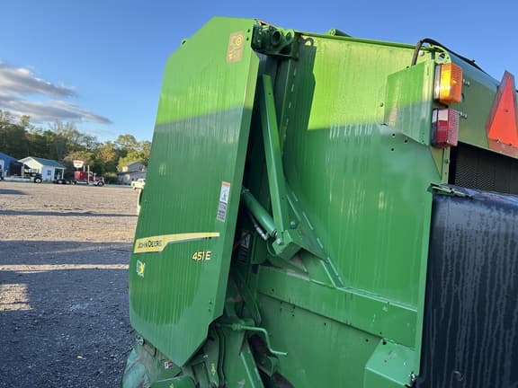 Image of John Deere 451E equipment image 4