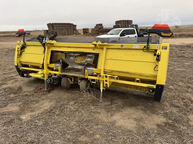 Image of John Deere 46R equipment image 2