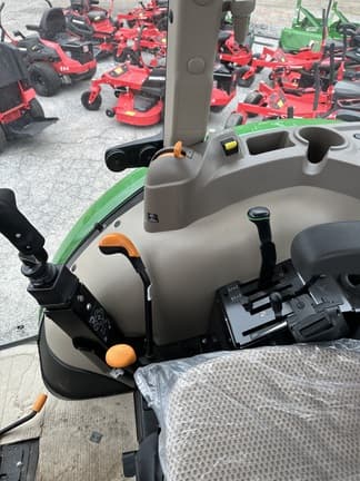 Image of John Deere 5060E equipment image 3