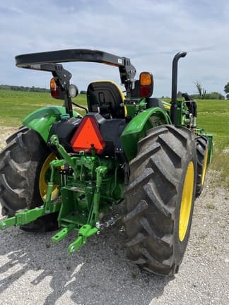 Image of John Deere 5060E equipment image 3