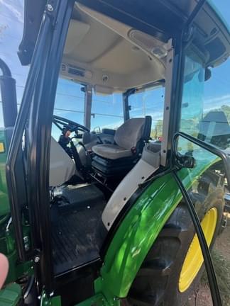 Image of John Deere 5067E equipment image 4