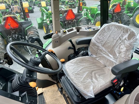 Image of John Deere 5067E equipment image 4