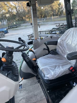 Image of John Deere 5067E equipment image 4