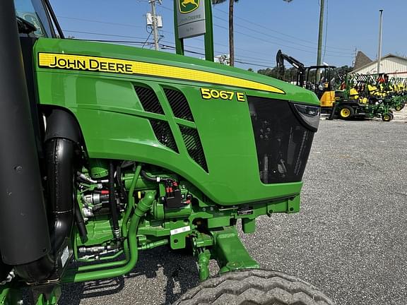 Image of John Deere 5067E equipment image 4