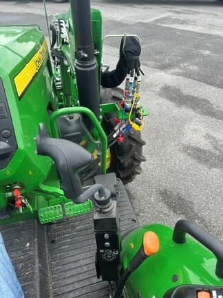 Image of John Deere 5067E equipment image 4
