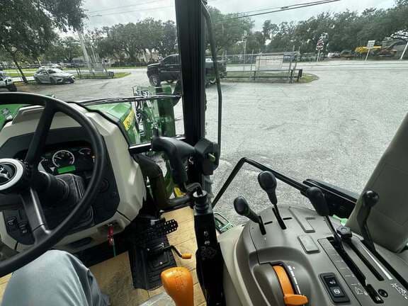 Image of John Deere 5067E equipment image 4