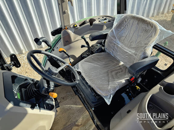 Image of John Deere 5067E equipment image 4