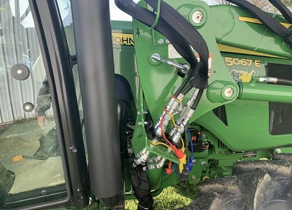 Image of John Deere 5067E equipment image 3