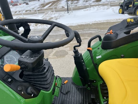 Image of John Deere 5067E equipment image 4