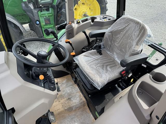 Image of John Deere 5075E equipment image 4