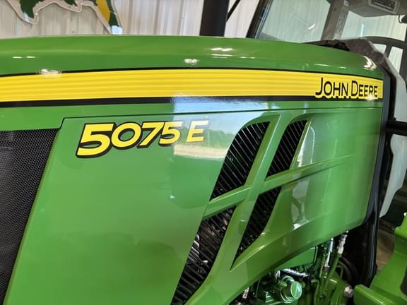 Image of John Deere 5075E equipment image 4