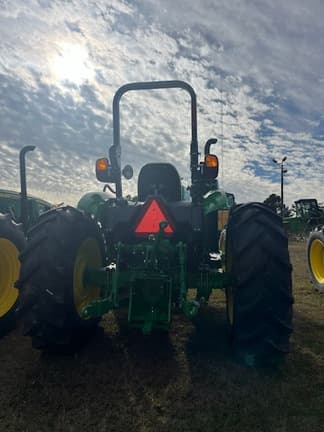 Image of John Deere 5075E equipment image 4