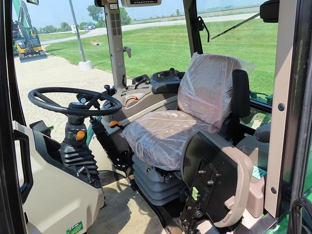 Image of John Deere 5075E equipment image 4