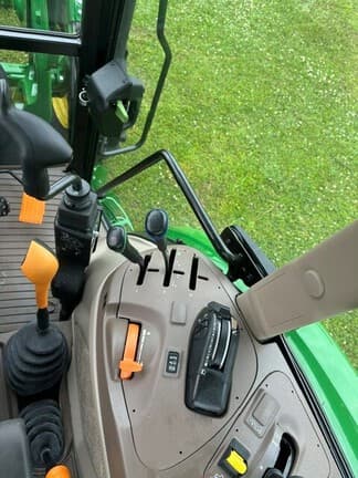 Image of John Deere 5075M equipment image 4