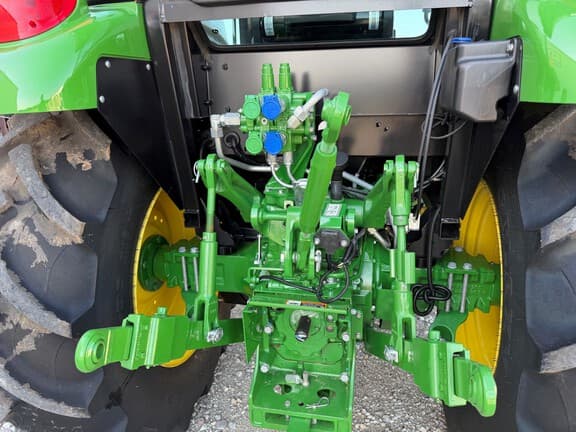Image of John Deere 5090E equipment image 4