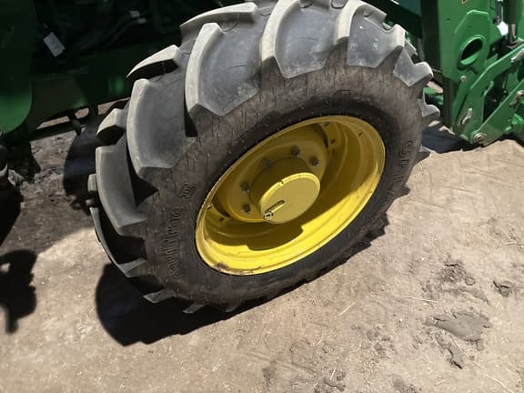 Image of John Deere 5100E equipment image 4