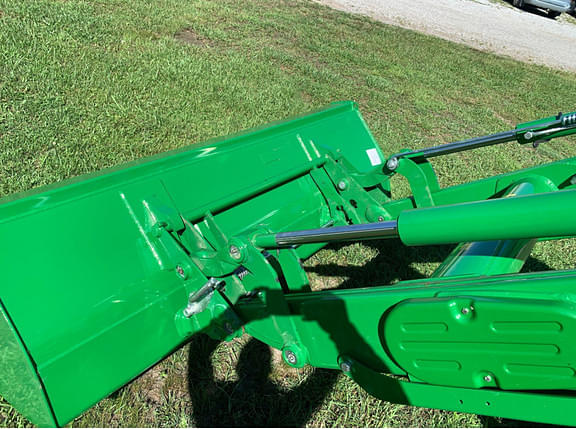 Image of John Deere 5100E equipment image 4