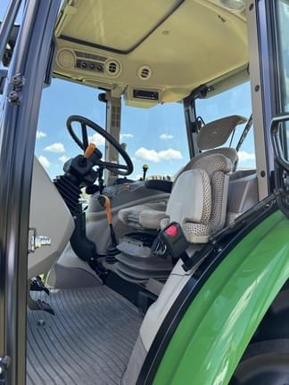 Image of John Deere 5105M equipment image 4