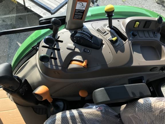 Image of John Deere 5105M equipment image 3