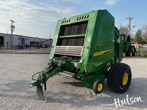 Image of John Deere 561M Silage Special equipment image 3