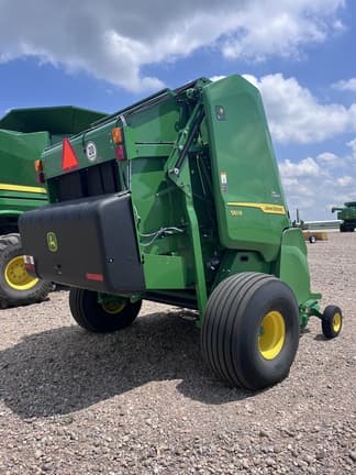 Image of John Deere 561R equipment image 3