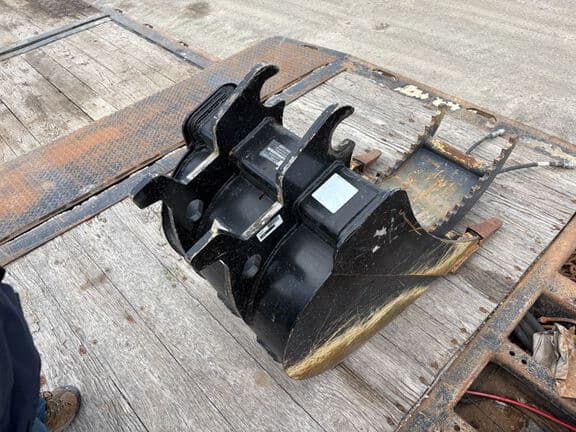 Image of John Deere Compact Excavator Bucket equipment image 3