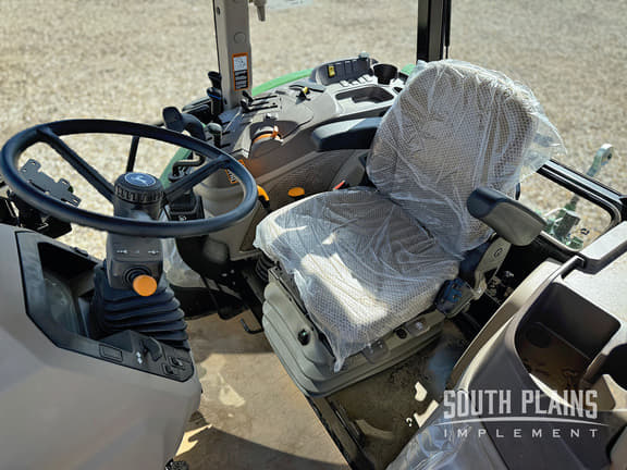 Image of John Deere 6105E equipment image 4