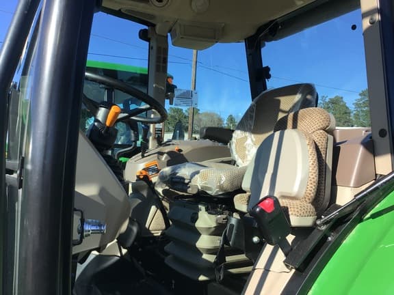 Image of John Deere 6105E equipment image 4