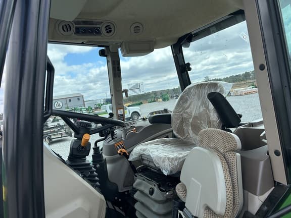 Image of John Deere 6105E equipment image 4