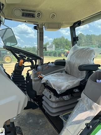 Image of John Deere 6105E equipment image 4