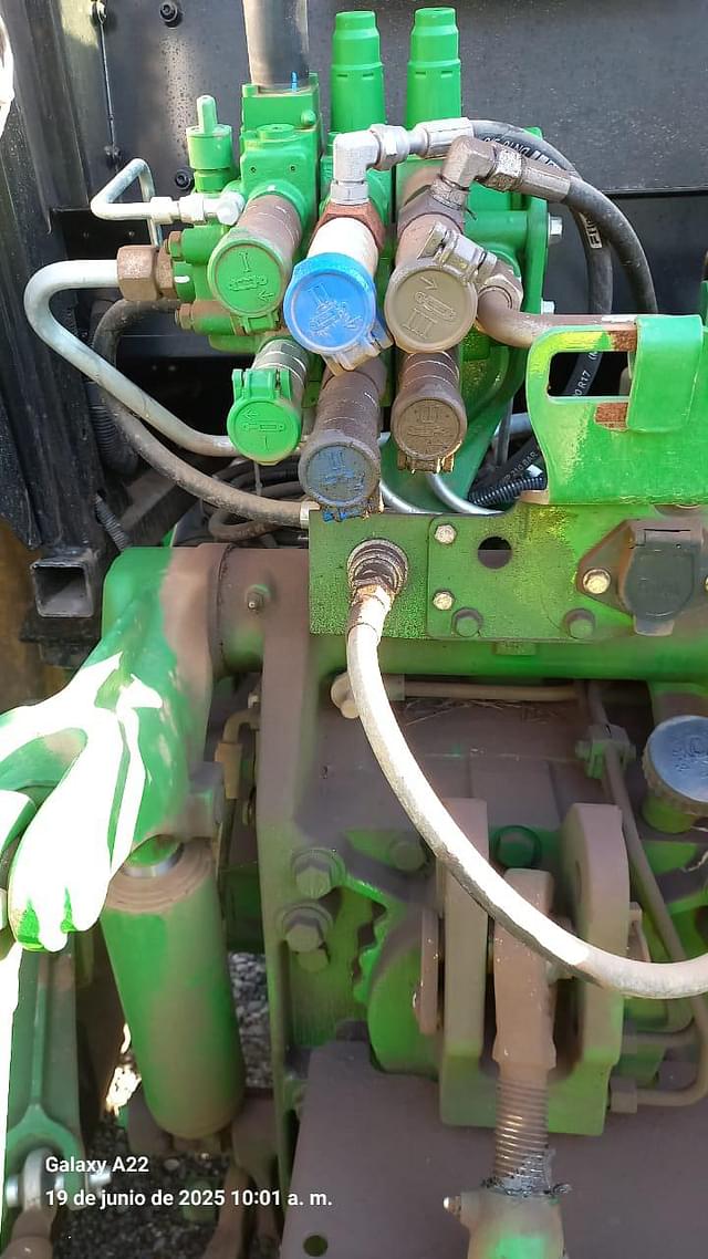 Image of John Deere 6105E equipment image 3
