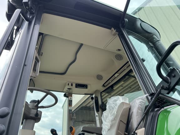 Image of John Deere 6110M equipment image 4
