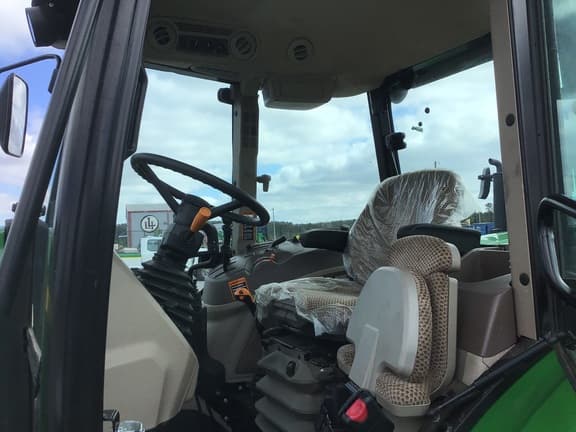 Image of John Deere 6120E equipment image 4